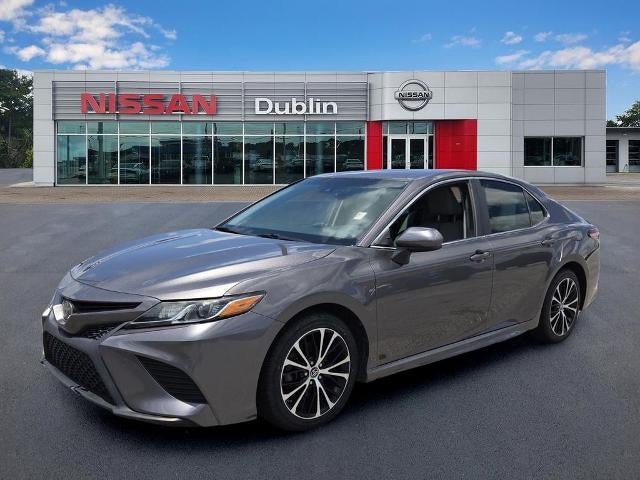 2018 Toyota Camry SE Auto (SE) in Predawn Gray Mica — front three-quarter view
